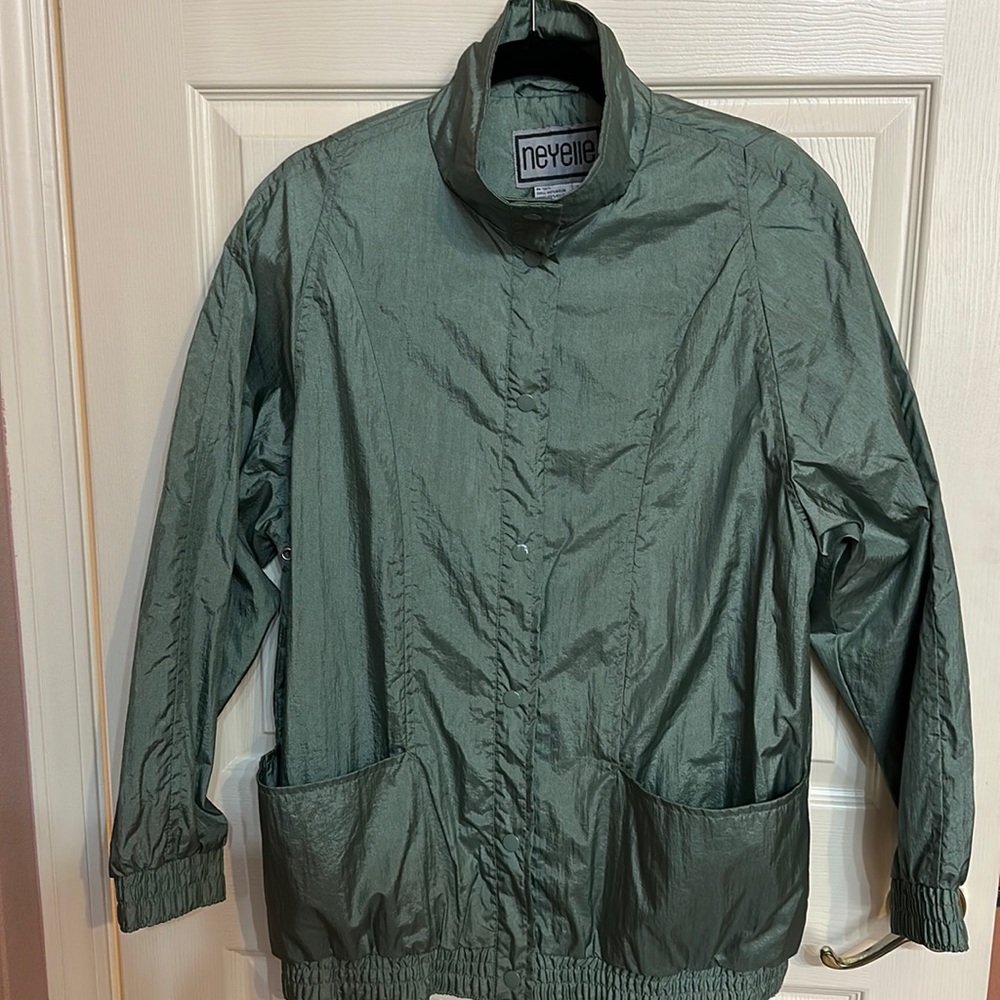 Neyelle Nylon Green Lightweight Rain Jacket. Button up front, deep pockets  M